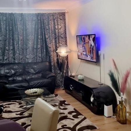 2 Bedroom Apartment - Greater London Dagenham Buitenkant foto