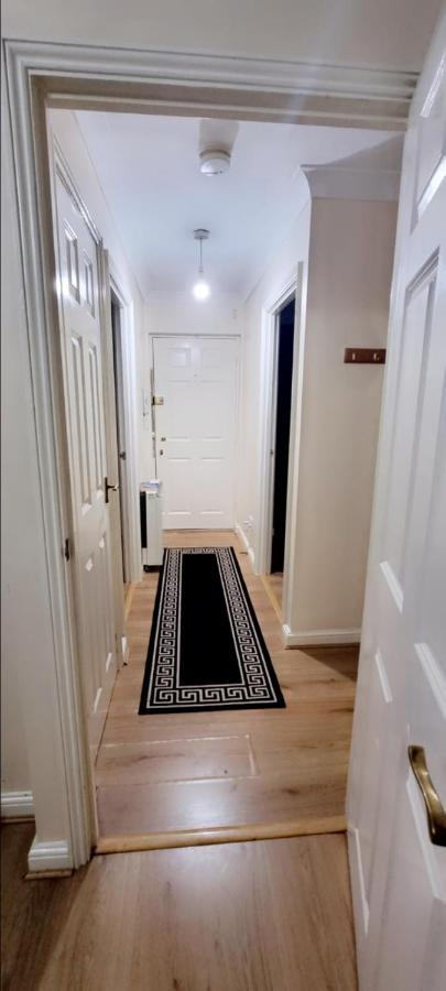 2 Bedroom Apartment - Greater London Dagenham Buitenkant foto