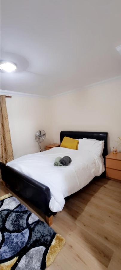 2 Bedroom Apartment - Greater London Dagenham Buitenkant foto