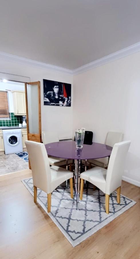 2 Bedroom Apartment - Greater London Dagenham Buitenkant foto