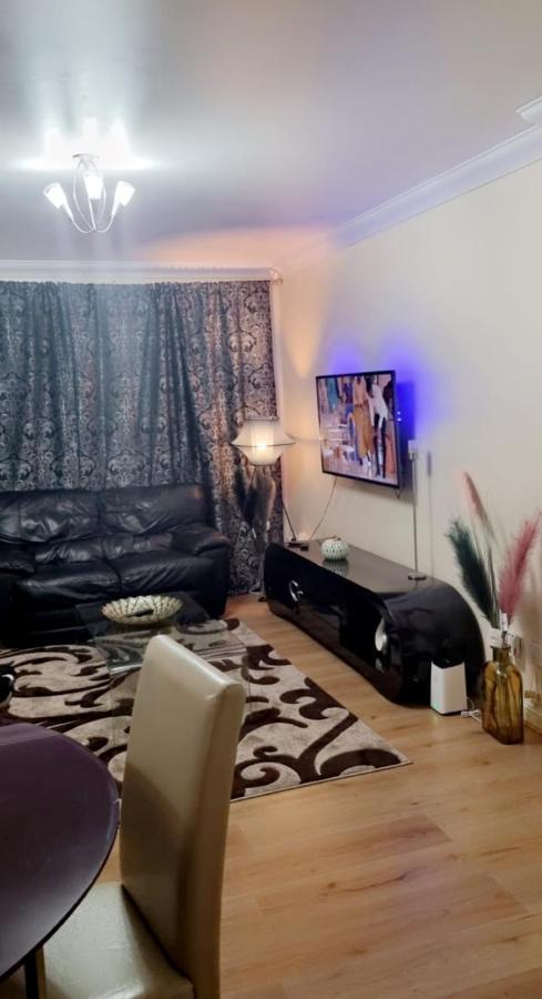 2 Bedroom Apartment - Greater London Dagenham Buitenkant foto