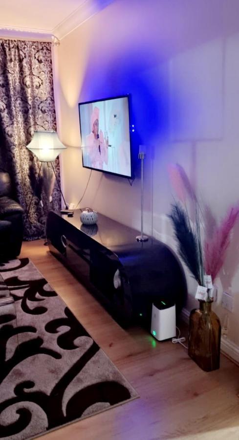 2 Bedroom Apartment - Greater London Dagenham Buitenkant foto