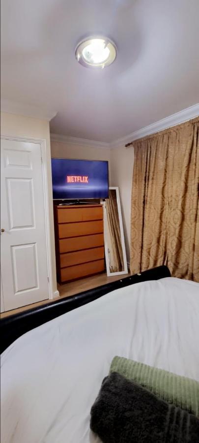 2 Bedroom Apartment - Greater London Dagenham Buitenkant foto