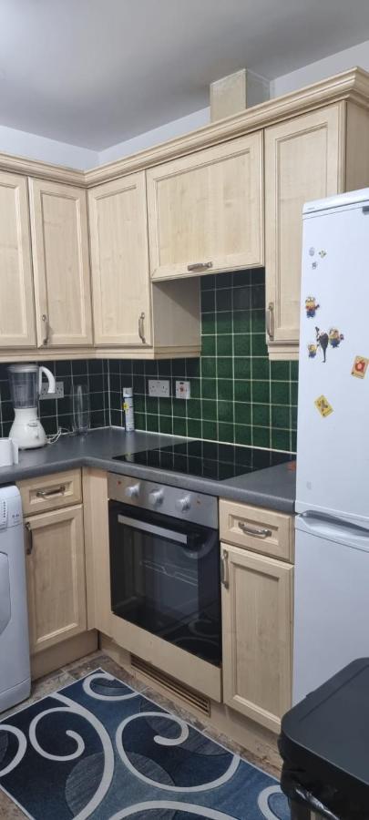 2 Bedroom Apartment - Greater London Dagenham Buitenkant foto